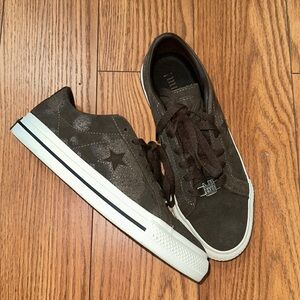 Women’s sz 7 converse shoes. NEW